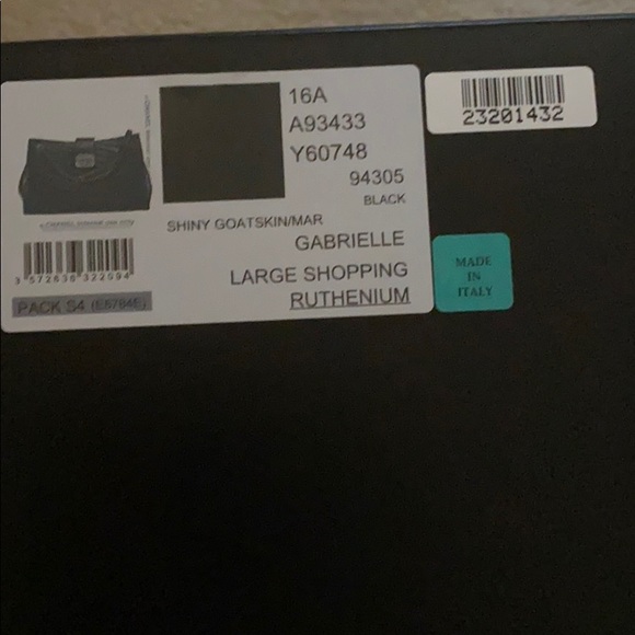 Authentic Chanel handbag brand new been carried 4 or 5 times. (Price drop) - Picture 7 of 9